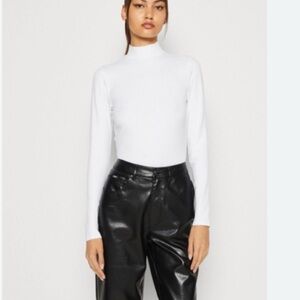 Hollister White Long Sleeve Mock Neck Juniors Top, Size Medium